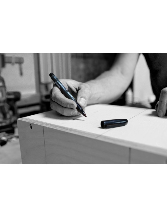 Zestaw 4szt. markerów 2 czarne, niebieski i czerwony TRACER APMK1